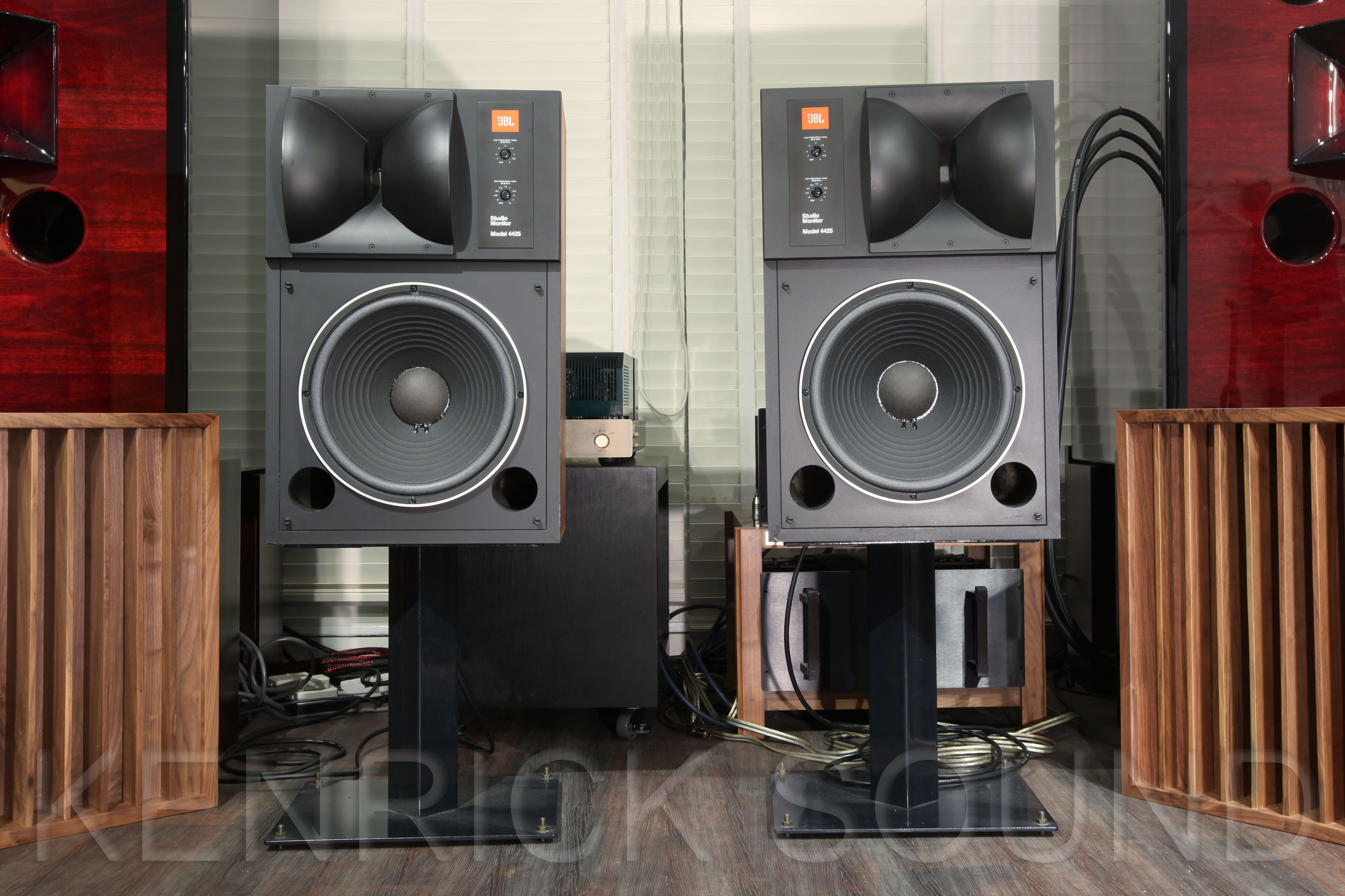 JBL 4425 バイラジアルホーン搭載2wayスピーカー入荷しました