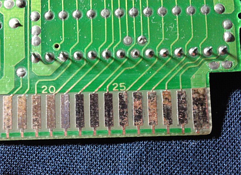 状態の悪いファミコンカセットの接続端子 - 徒然ちょっとメモ'