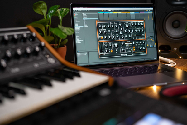 moogの高品質シンセサイザーSubsequent 25をご紹介いたします。