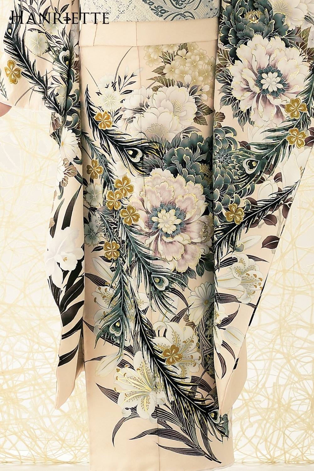 ベージュ地に孔雀柄と白牡丹が個性的なレトロモダン振袖｜アンリエット
