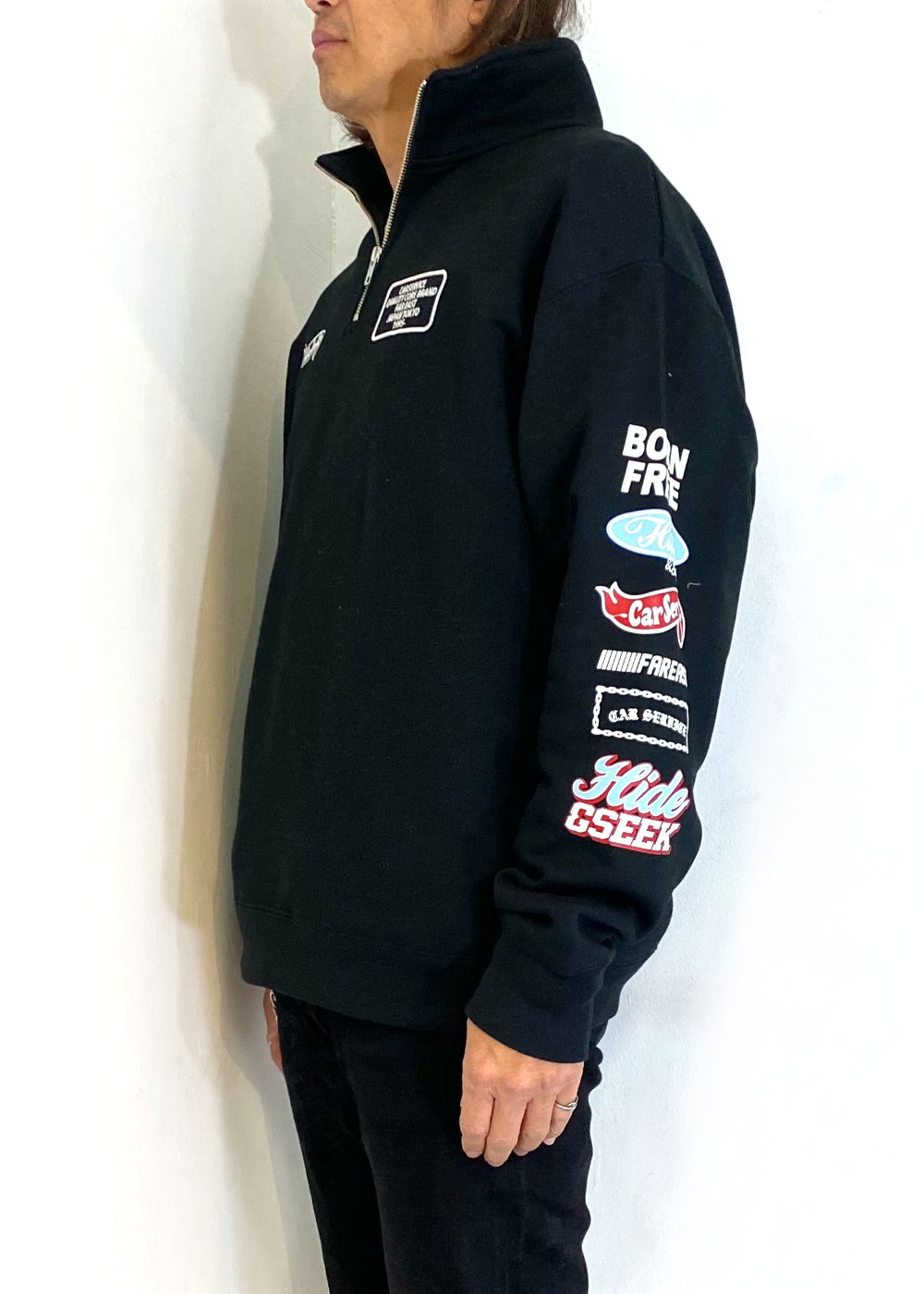 HIDE AND SEEK - ×CARSERVICE HALF ZIP SWEAT SHIRT (BLACK/RED