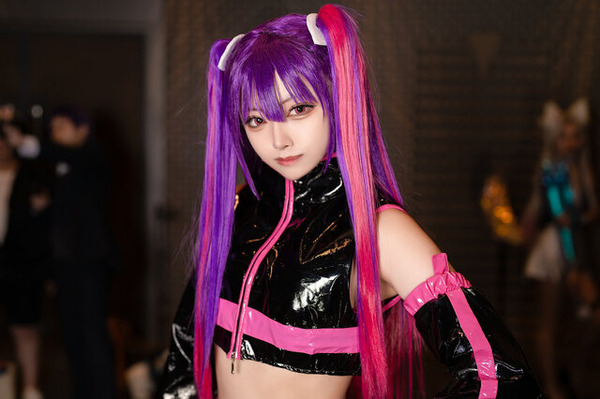 コスプレ】「2.5次元の誘惑」ミリエラの悪魔チックな表情に魅せられる