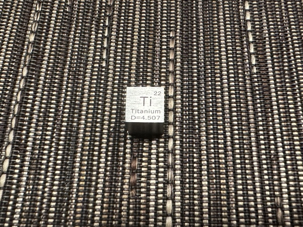 ASCII.jp：本物の元素を1cm角キューブにした”標本セット”を買いました
