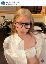 画像・写真 | 重盛さと美、ランジェリーのぞく白シャツ美ボディ