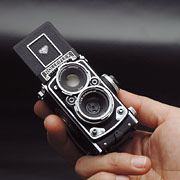 駒村商会、スペックアップしたミニチュアデジカメ「Rolleiflex