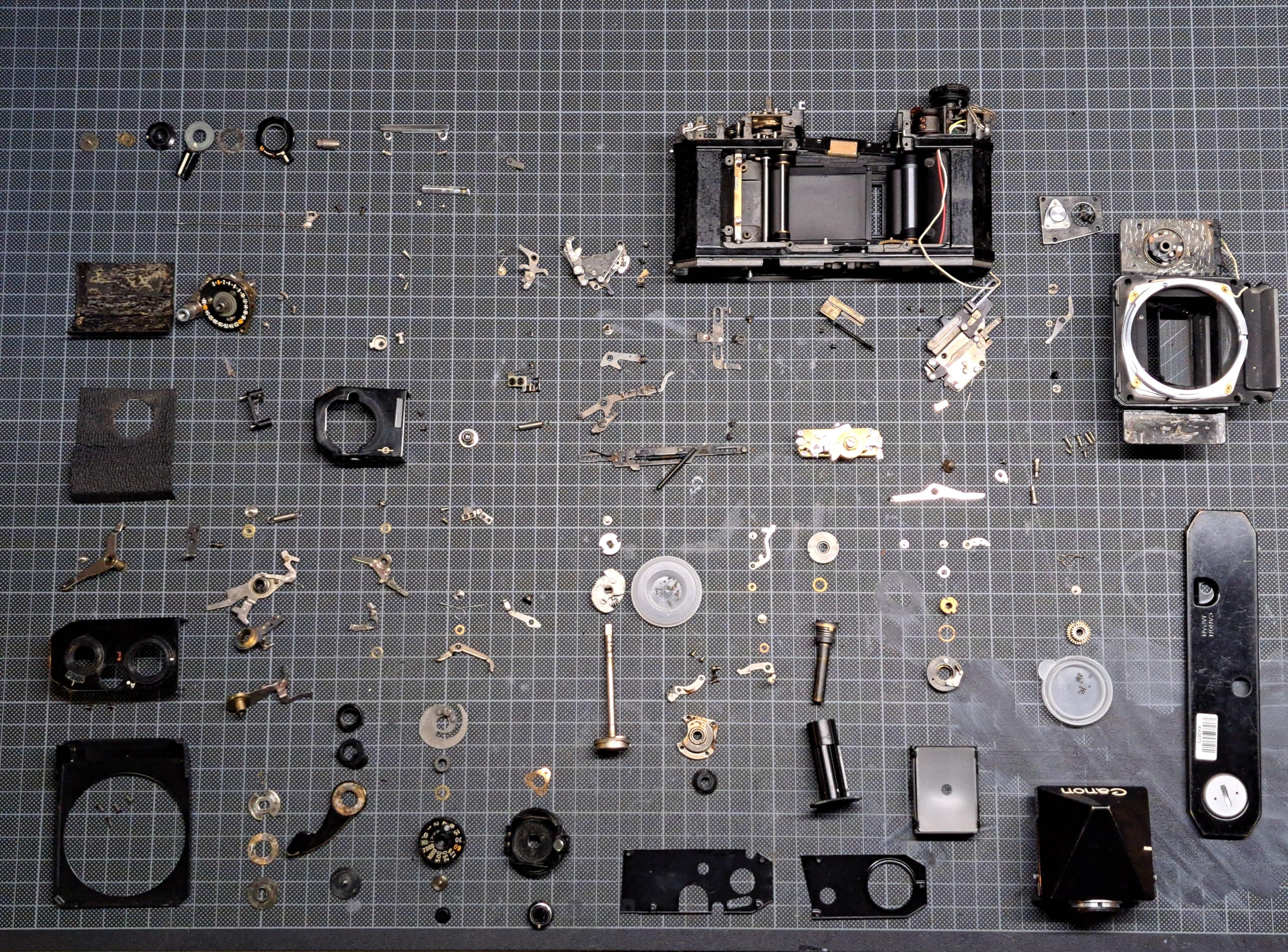 Canon F-1 の CLA 用に分解されたもの : r/AnalogCommunity