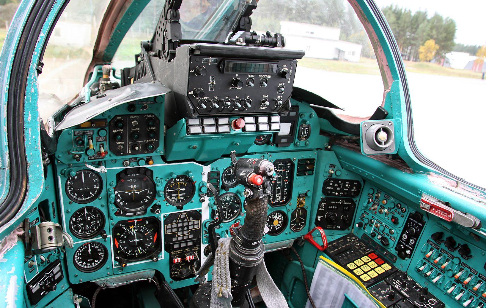 MiG-31 コックピット : r/aviation