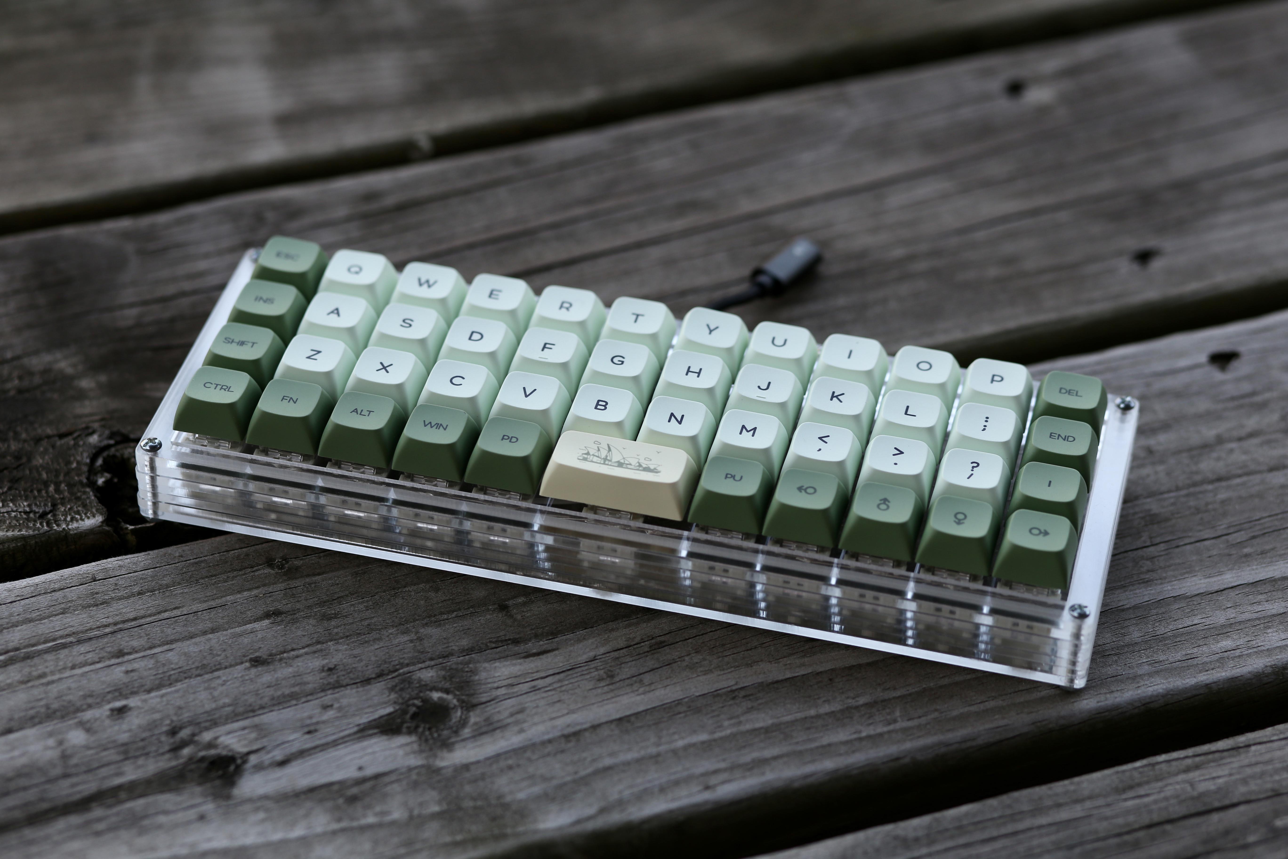 初めての自作キーボード、40%のortholinearでレーザーカットのアクリル