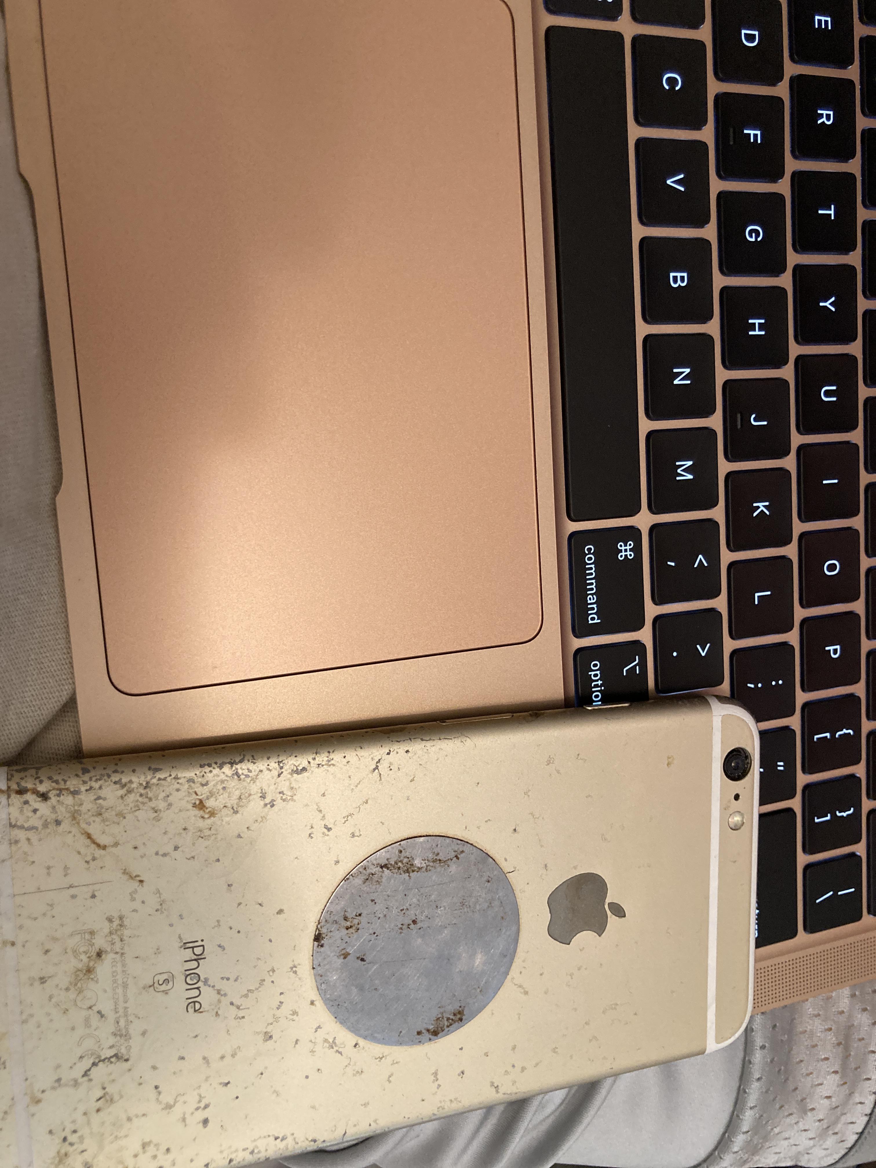 なんでm1 MacBook (ゴールド) はゴールドじゃなくてローズゴールドなの