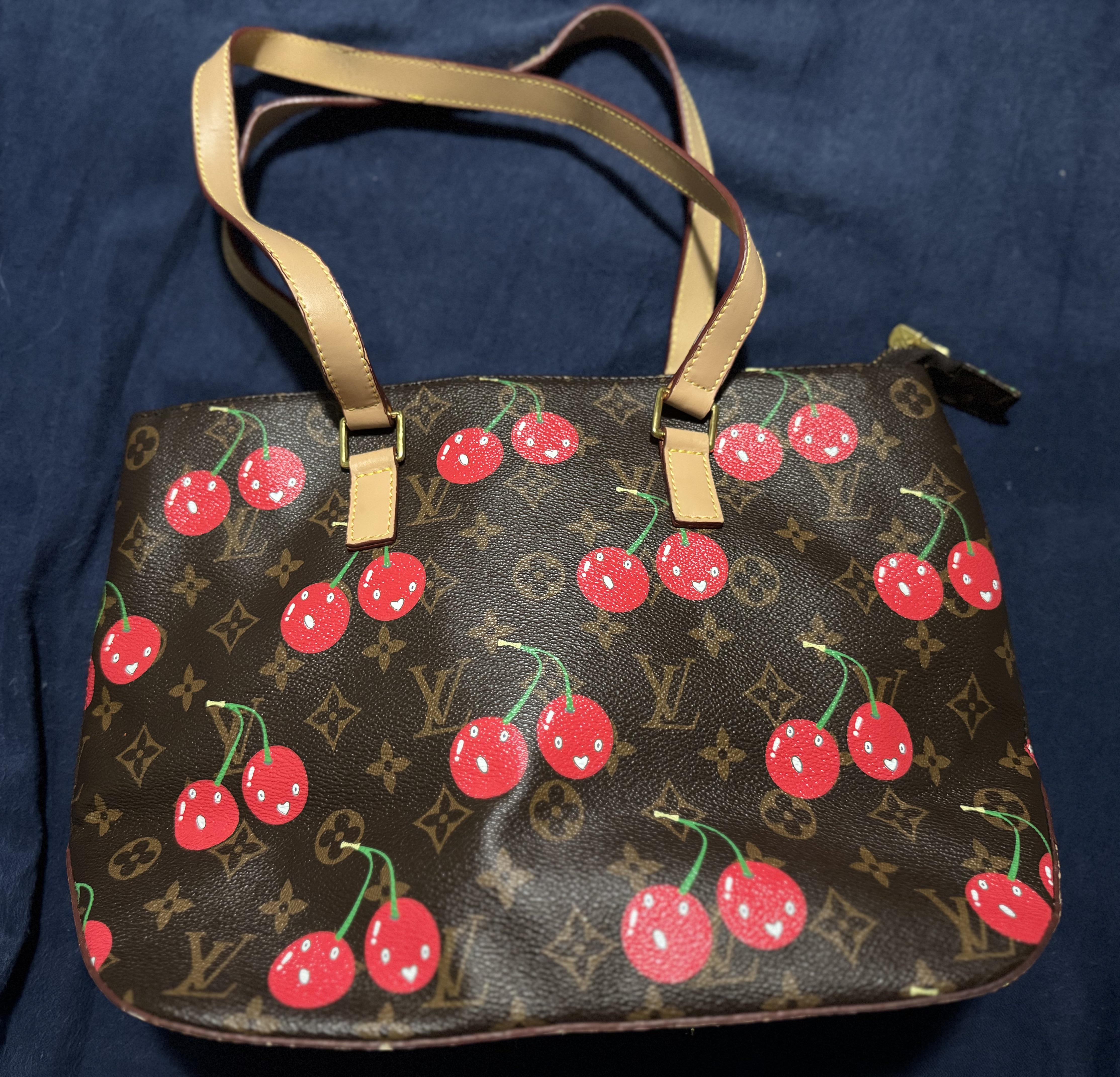 多分フェイクだろうけど、このルイ・ヴィトンの村上隆チェリーバッグ