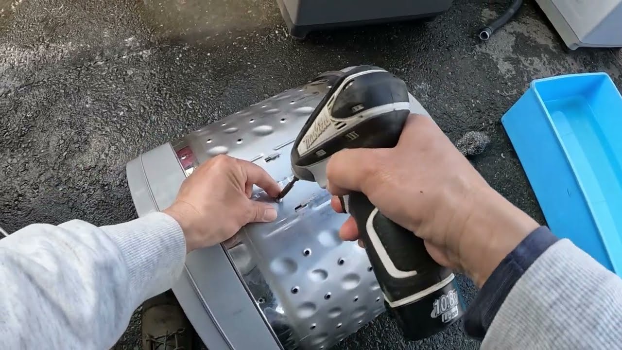 ニトリ洗濯機 6.0kg 型番 NTR60BK 洗濯槽の取り外し、分解掃除 - YouTube