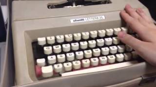 タイプライター「olivetti LETTERA 25」がやってきた - YouTube