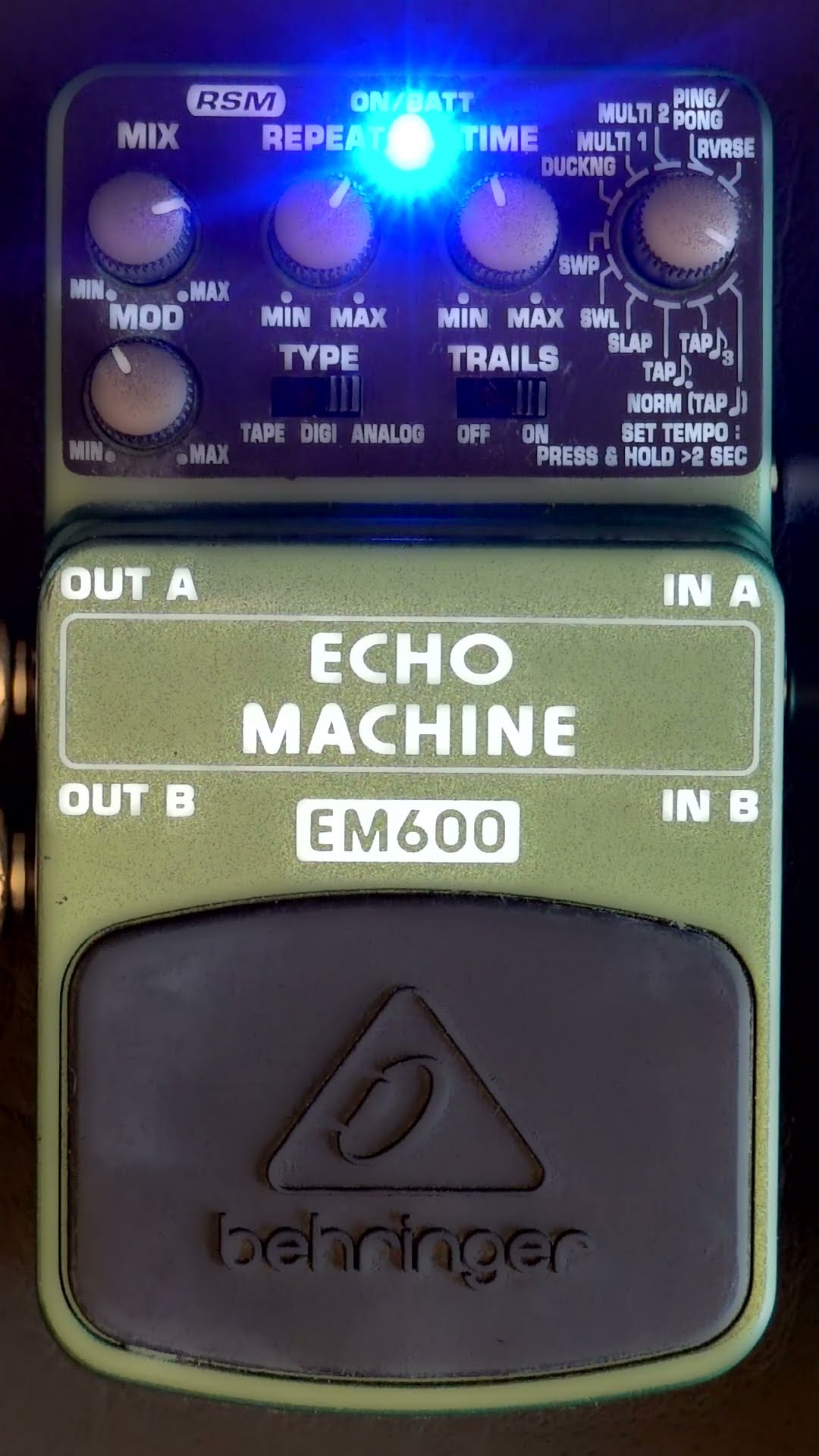 Behringer EM600 Echo Machine 2 of 4 - YouTube
