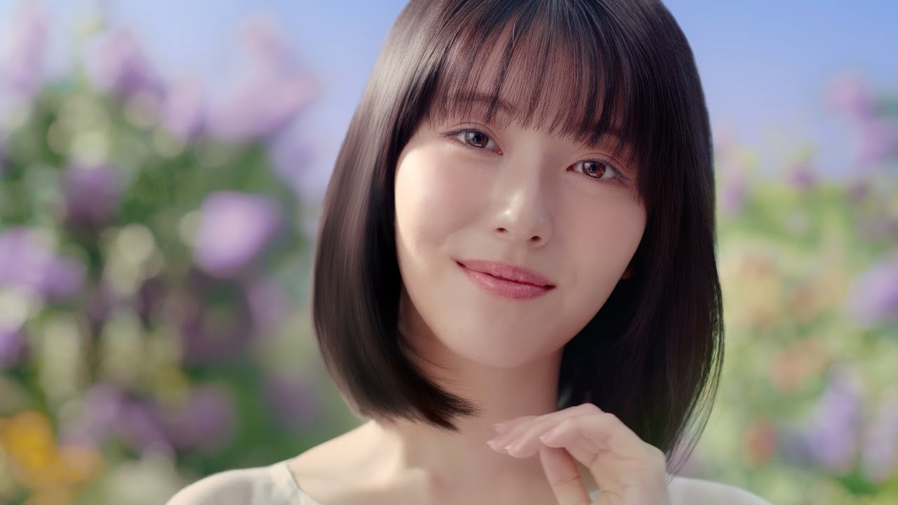 浜辺美波、自身初のヘアケアCM出演！ライラックの花に囲まれ美しい