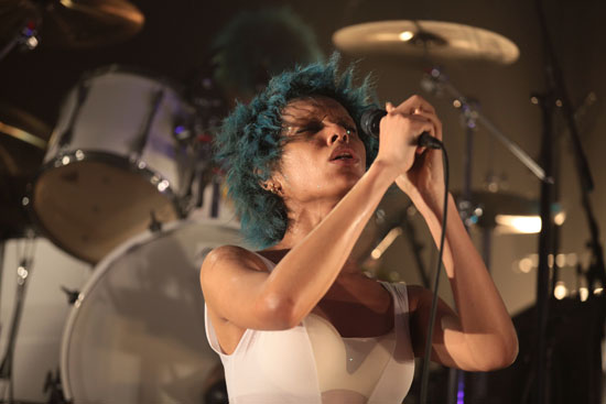 女王蜂、休止前ラスト・ライヴ〈白兵戦〉は儚くも美しい感動の一夜に