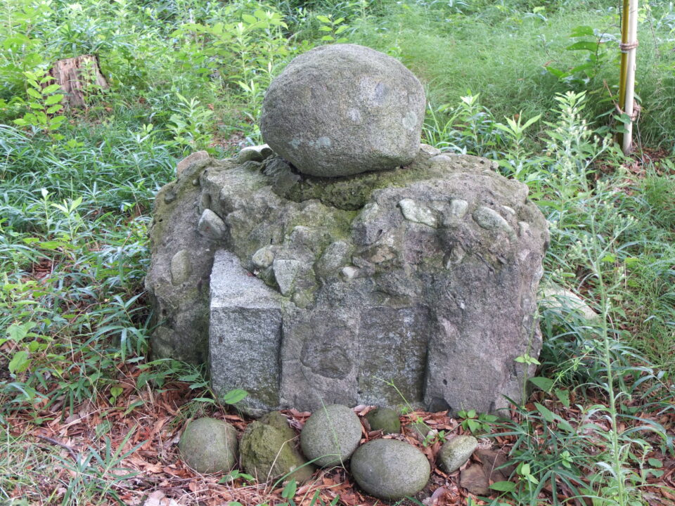 山梨の丸石道祖神（丸石神）の写真 | セミブログ