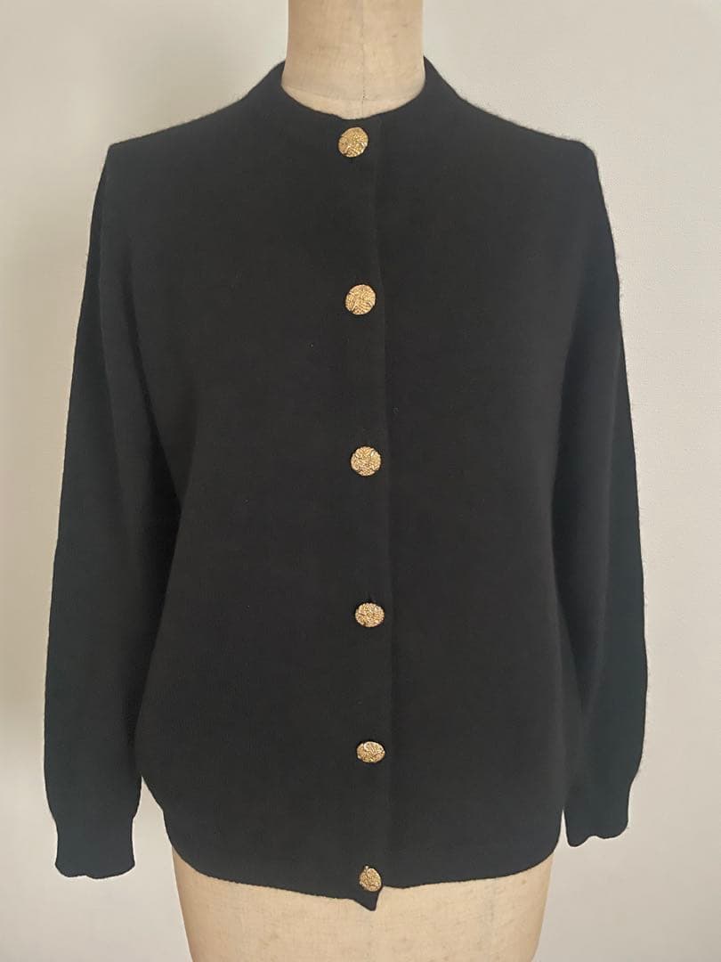 Ballantyn バランタインカシミヤ 黒 金ボタン カーディガン 40 極美品】バランタイン カーディガン カシミヤ100 金ボタン 40 ネイビー