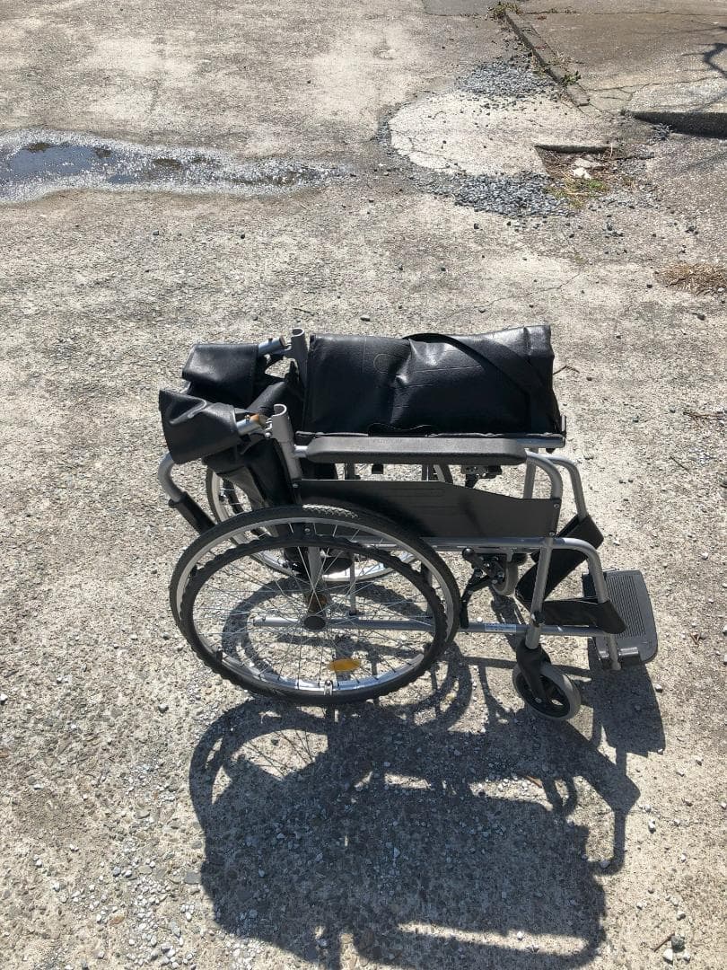 車椅子 人気のケアテック 黒 状態良好 未使用に近い 引取(埼玉)幸手市
